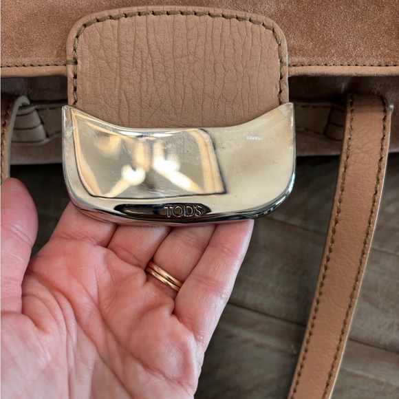 Tod’s blush pink suede shoulder bag - Picture 3 of 10